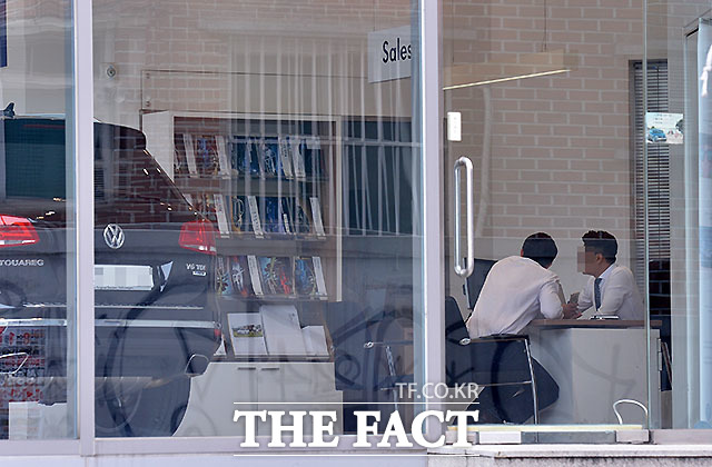 환경부는 지난 2일 아우디폭스바겐코리아가 위조서류로 불법인증을 받은 34개 차종 79개 모델 8만3000대를 인증취소 및 판매정지 처분을 한 가운데 이날 오전 서울 마포구의 한 폭스바겐 전시장이 한산한 모습을 보이고 있다.  /문병희 기자