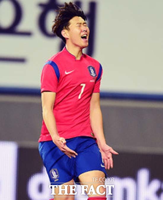 손흥민 골! 손흥민이 5일 열린 피지전에서 한국의 다섯 번째 골을 터뜨렸다. 사진은 지난해 우즈베키스탄전에서 손흥민이 찬스를 놓친 뒤 아쉬워하는 장면. /더팩트 DB