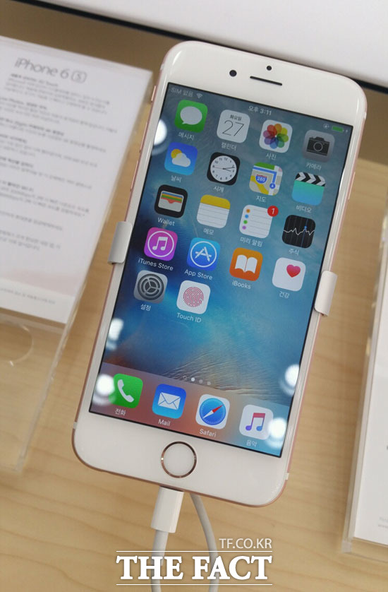 삼성전자의 최대 라이벌인 애플은 신제품 아이폰7을 다음 달에 공개할 예정이다. 사진은 지난해 10월 출시된 아이폰6S. /더팩트DB