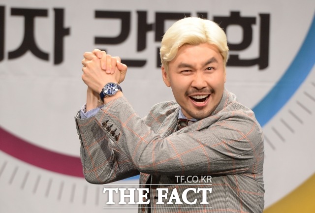 활기찬 방송으로 아침을 열어주는 DJ 노홍철. 방송인 노홍철이 진행하는  MBC FM4U 굿모닝FM 노홍철입니다는 매일 오전 7시에서 9시까지 MBC FM4U 91.9Mhz(서울, 경기 지역 기준)와 MBC 라디오 애플리케이션 미니에서 만날 수 있다. /이덕인 기자
