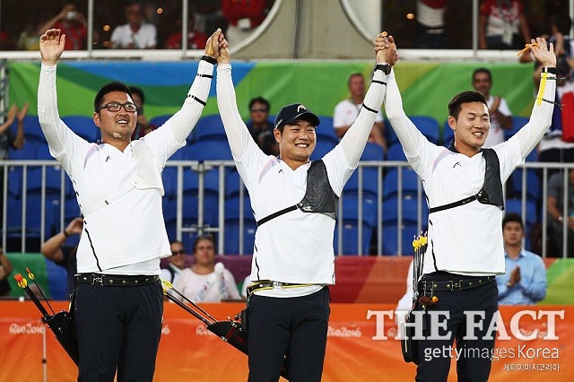 김우진, 구본찬, 이승윤으로 구성된 한국 남자 양궁 대표팀이 7일 삼보드로모 경기장에서 열린 2016 리우올림픽 남자 양궁 단체전 결승에서 미국을 꺾고 금메달을 차지했다. / 리우데자네이루(브라질) = 게티이미지