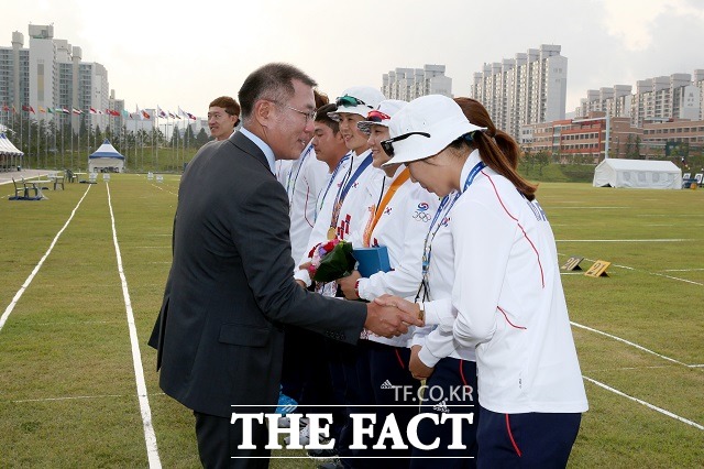 남자 양궁 대표팀이 7일 브라질 리우 삼보드로 경기장에서 열린 단체전 결승에서 2016 리우데자네이루 올림픽 한국 선수단 첫 금메달을 선물한 가운데 현대자동차그룹의 양궁 사랑이 재조명 받고 있다. 사진은 여자 양궁대표팀을 격려하고 있는 정의선 현대차그룹 부회장의 모습이다. /더팩트DB