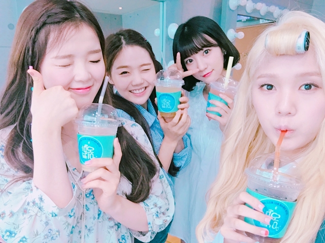 오마이걸, 역조공으로 화제. 이들은 팬들을 위해 음료를 준비했다. /WM엔터테인먼트 제공