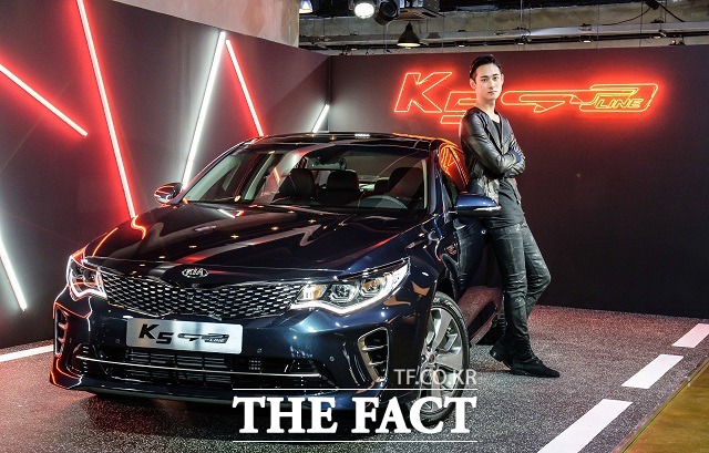 기아자동차는 지난달 12일 디자인 요소를 강화하고 신규 변속기와 첨단사양 신규 적용을 통해 주행성능 및 사용 편의성을 개선한 2017 K5 스페셜 트림인 시그니처, GT-Line과 K5 플러그인 하이브리드(PHEV)를 내놨다.