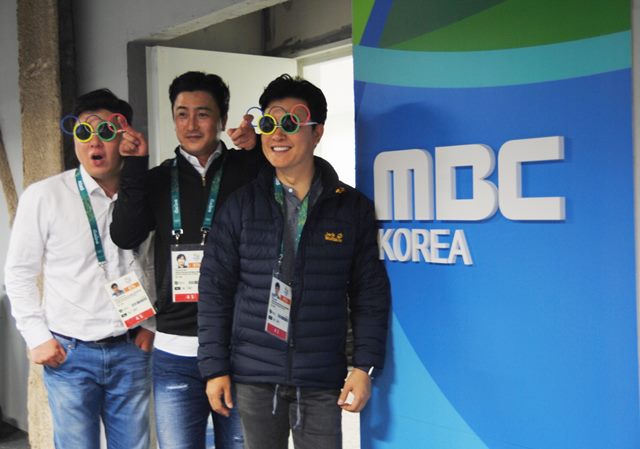 리우올림픽 중계진. 서형욱 안정환 김성주(왼쪽부터)가 2016 리우데자네이루 올림픽 남자 축구 예선 경기를 위해 함께 뭉쳤다. /MBC 제공