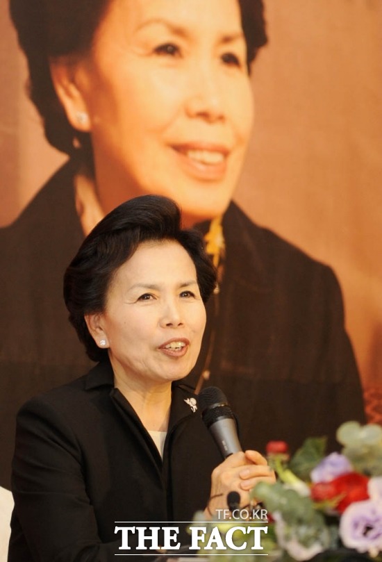 법대로 하세요. 가수 이미자가 16년 동안 공연과 관련해 호흡을 맞춘 (주)하늘소리에게 출연료 축소 신고하라고 갑질을 했다는 주장이 나왔다. 이미자는 이와 관련 측근을 통해 법대로 하라고 말한 것으로 전해졌다. /더팩트 DB