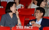 [TF포토] 영화관 찾은 김수민, '팝콘 먹으며 미소'