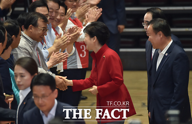 박근혜 대통령이 9일 오후 잠실실내체육관에서 열린 새누리당 전당대회에 참석해 이정현 의원과 악수를 하고 있다. /이새롬 기자