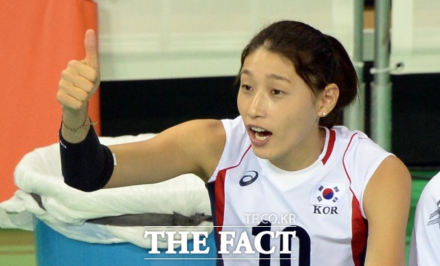 한국 1-2 러시아! 이정철호가 9일 열린 러시아전에서 세트 스코어 1-2로 뒤져 있다. 사진은 2014 인천 아시안게임 배구 여자 8강 홍콩전에서 응원하는 김연경. / 임영무 기자