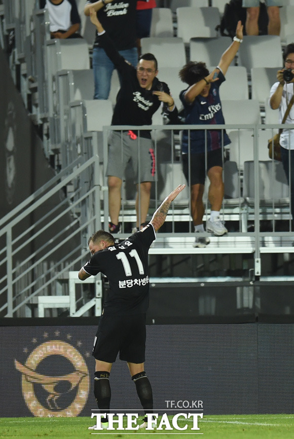 성남 실빙요가 후반 팀의 두 번째 골을 성공시키고 팬들 앞에서 세리머니를 하고 있다.