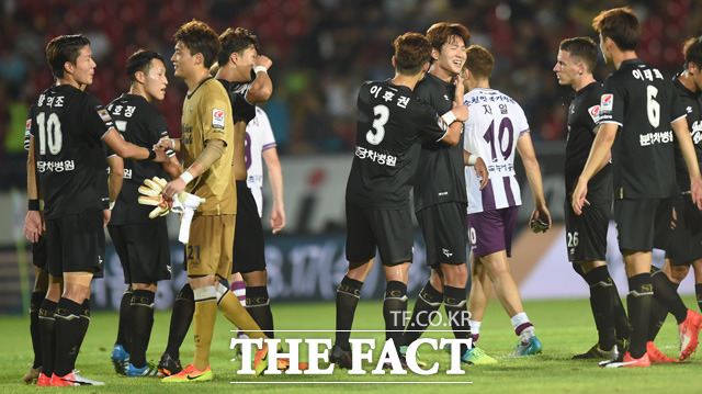 2-0으로 승리를 거둔 성남 선수들이 경기 종료 후 하이파이브를 나누며 기뻐하고 있다.