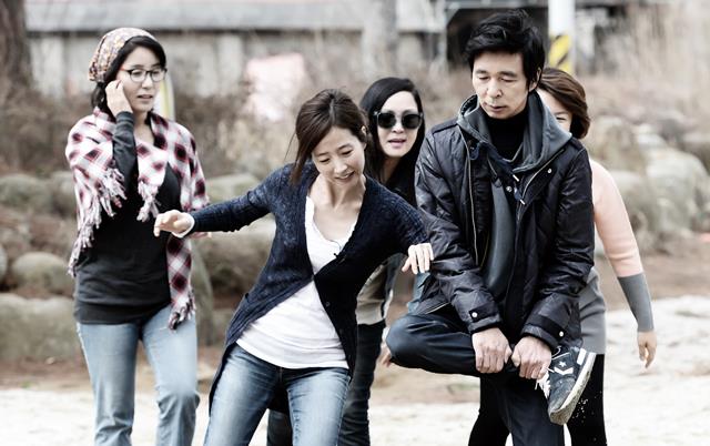 김국진 강수지 열애 소식 녹화장도 후끈. 불타는 청춘 제작진들까지 정말 오랫동안 바랐던 일이라며 둘에게 온통 축하인사를 퍼부었다. /SBS 불타는 청춘 공식홈페이지