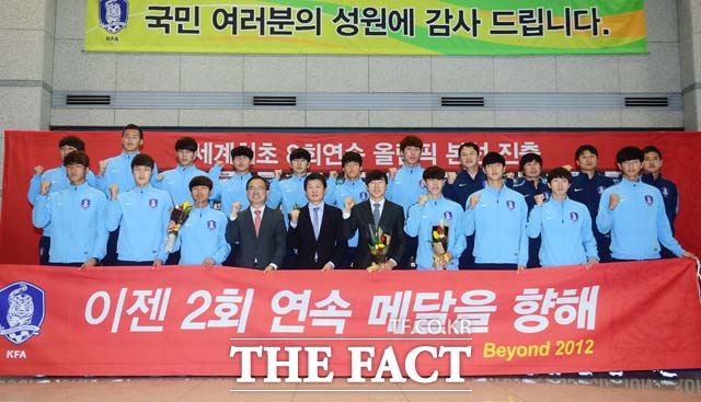 한국 vs 온두라스 8강전! 신태용호가 멕시코를 꺾고 C조 선두로 8강전에 진출해 온두라스와 격돌한다. 지난 1월 인천국제공항에서 8회 연속 올림픽 본선 진출을 확정한 뒤 기념 포즈를 취하고 있는 신태용호. /더팩트 DB