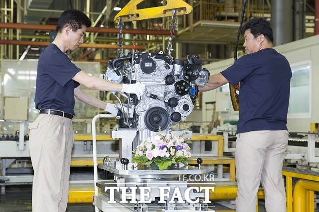 쌍용자동차는 11일 창원 제2공장에서 생산된 디젤 엔진이 누적 생산 100만 대를 돌파했다고 밝혔다. /쌍용자동차 제공