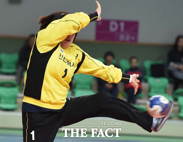 한국 32-32 네덜란드. 한국 여자핸드볼대표팀이 네덜란드와 극적으로 비겼다. 지난 3월 인천시청 소속으로 국내 경기에서 선방하는 대표팀 골키퍼 오영란. /최용민 기자