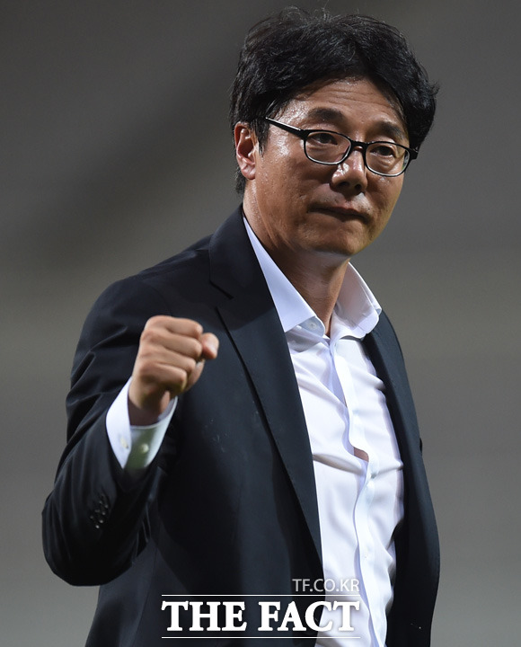 서울 황선홍 감독이 1-0으로 승리한 뒤 써포터즈들 앞에서 주먹을 불끈 쥐며 기뻐하고 있다.
