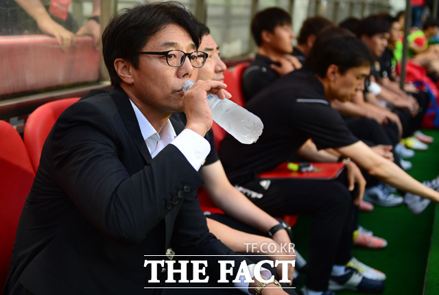 서울 황선홍 감독이 경기를 앞두고 긴장된 듯 목을 축이고 있다.