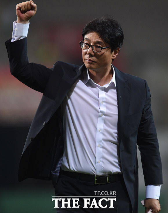 서울 황선홍 감독이 1-0으로 승리한 뒤 써포터즈들 앞에서 주먹을 불끈 쥐며 기뻐하고 있다.