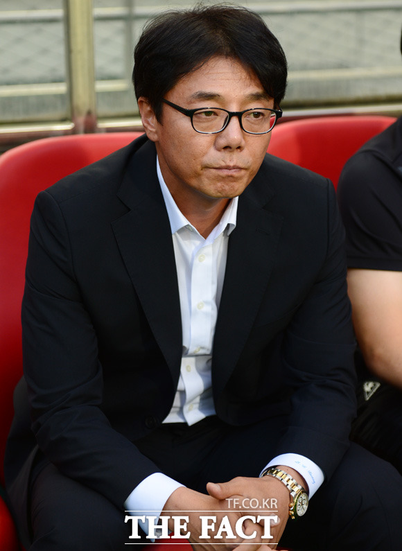 서울 황선홍 감독이 경기 전 긴장된 표정으로 그라운드를 주시하고 있다.