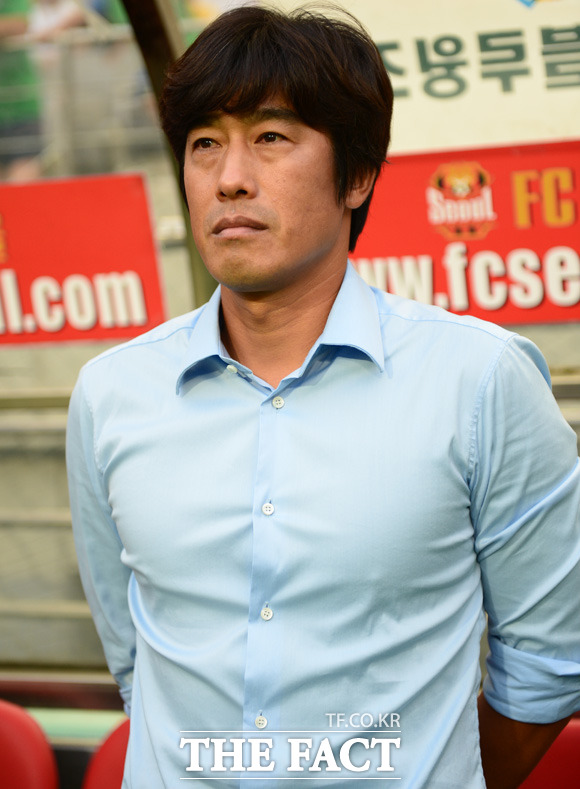 수원 서정원 감독이 경기 전 그라운드를 바라보며 생각에 잠겨 있다.