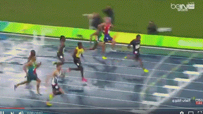 다이빙 골인! 올리베이라(오른쪽에서 두 번째)가 몸을 던지며 결승선을 통과하고 있다. /유튜브 영상 캡처