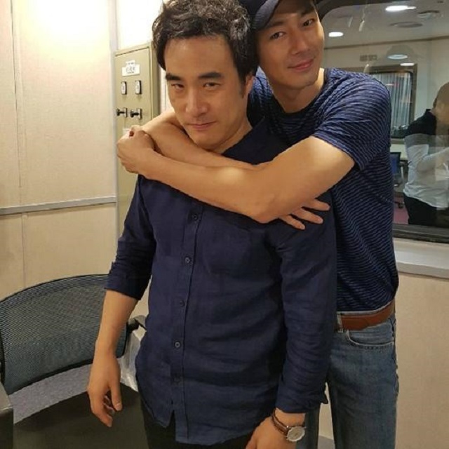 절친한 사이인 배우 배성우-조인성. SBS 파워FM 박선영의 씨네타운 측은 16일 공식 인스타그램에 배우 조인성이 특별 DJ 배성우에게 백허그를 하고 있는 사진을 공개했다. /박선영의 씨네타운 인스타그램