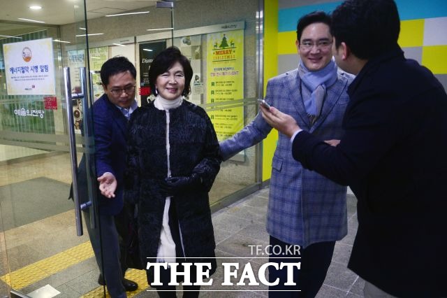 지난해 막내딸이 출연하는 국립발레단의 호두까기 인형 공연을 보기 위해 서울 서초구 예술의전당 오페라 극장을 찾은 이재용 부회장(오른쪽)과 어머니 홍라희 관장의 모습./더팩트DB