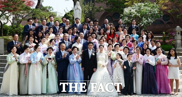 범현대가는 지난 4월 서울 명동성당에서 치러진 정몽구 회장의 장녀인 정성이 이노션 고문의 아들 선동욱 씨와 채형석 애경그룹 총괄부회장의 차녀 채수연 씨의 결혼식에서도 한자리에 모였다.