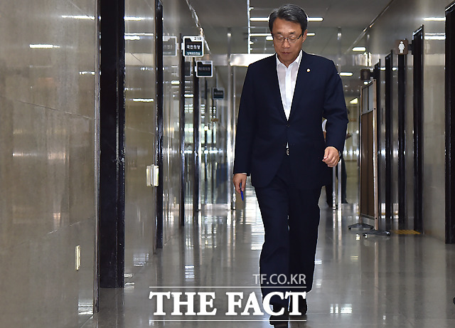 김성식 국민의당 정책위원회의장은 16일 박근혜 대통령의 광복절 경축사를 듣는 많은 사람은 빵이 없으면 케이크를 먹으면 되지 않느냐는 말만큼이나 현실과 동떨어진 말을 했다고 생각한다고 지적했다. /이새롬 기자