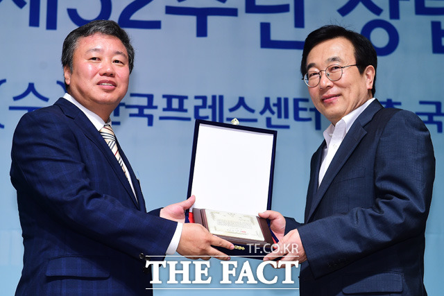 정규성 한국기자협회 회장(왼쪽)이 서병수 부산시장에게 감사패를 전달하고 있다.