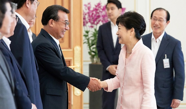 박근혜 대통령은 16일 문화체육관광부, 환경부, 농림수산축산부 등 3개 부처 장관과 4명의 차관급 인사를 단행했다. 이번 개각을 놓고 정가에서는 지난 11일 박 대통령에게 탕평 인사, 균형 인사를 건의했던 이정현 새누리당 대표가 머쓱해졌다는 평가가 나온다. 사진은 지난 11일 청와대 오찬에서 인사를 하고 있는 박 대통령과 이 대표. /청와대