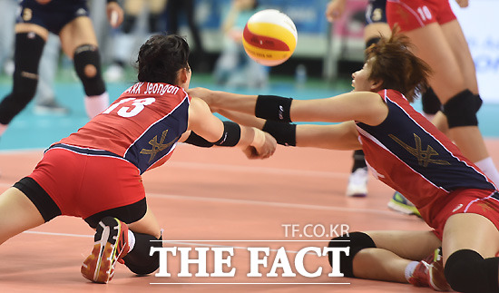 한국 4강 실패! 한국 여자 배구 대표팀이 16일 네덜란드와 2016 리우올림픽 여자 배구 8강전에서 세트 스코어 1-3으로 패했다. 박정아(왼쪽)와 김희진이 2014 인천 아시안게임에서 리시브를 하고 있다. / 더팩트 DB