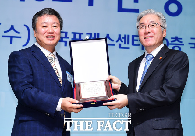 정규성 한국기자협회 회장(왼쪽)이 김종덕 문화체육관광부 장관에게 감사패를 전달하고 있다.