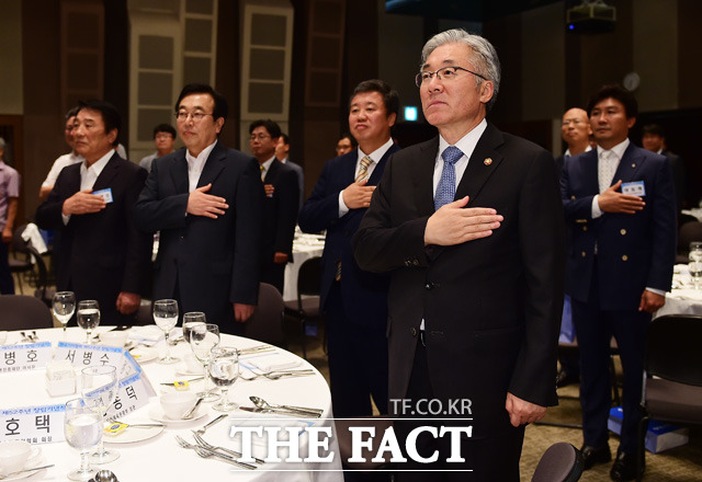 서병수 부산시장과 정규성 한국기자협회 회장, 김종덕 문화체육관광부 장관, 이동희 한국사진기자협회 회장(왼쪽부터)이 국기에 대한 경례를 하고 있다.