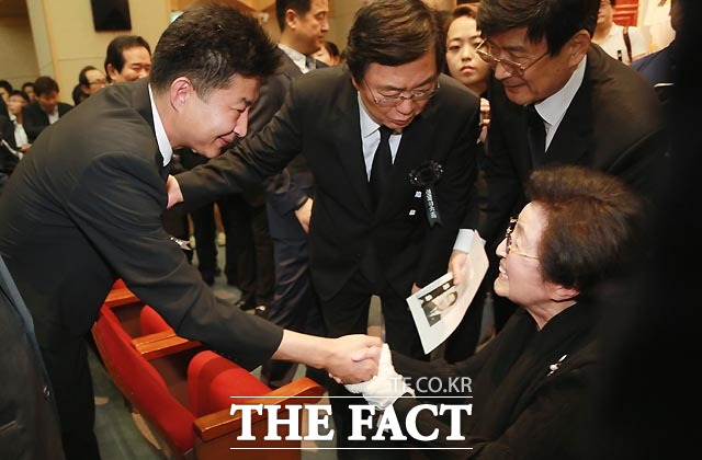 이희호 김대중평화센터 이사장(오른쪽)과 인사하는 노무현 전 대통령의 아들 노건호 씨.