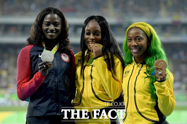일레인 톰슨, 200m도 금메달! 자메이카의 톰슨(가운데)이 여자육상 200m에서도 금메달을 따냈다. 100m 금메달을 차지한 뒤 토리 보위(왼쪽), 프레이저 프라이스와 포즈를 취한 톰슨. /리우데자네이루=게티이미지