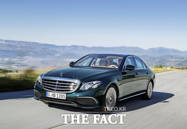 메르세데스-벤츠 코리아가 9세대 모델 이후 7년 만에 새롭게 내놓은 10세대 프리미엄 이그제큐티브 세단 더 뉴 E-클래스의 디젤 모델을 출시했다고 18일 밝혔다. /벤츠 코리아 제공