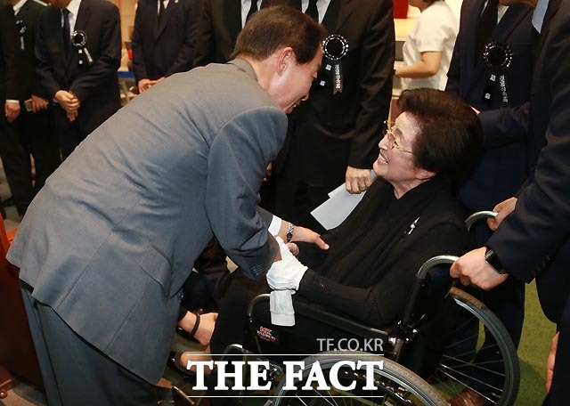 이희호 김대중평화센터 이사장(오른쪽)과 인사하는 김영삼 전 대통령의 아들 김현철 씨.