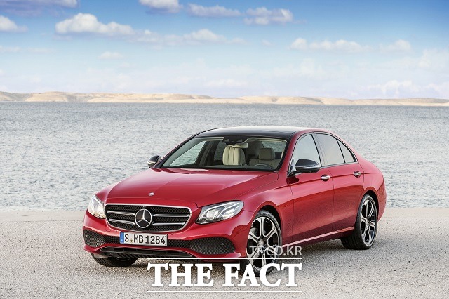 더 뉴 E 220 d 아방가르드는 라디에이터 그릴 중앙의 벤츠 세 꼭지별이 역동적인 이미지를 강조한다.