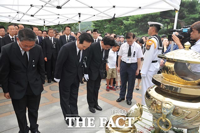 정세균 국회의장이 18일 오전 서울 동작구 국립서울현충원에서 열린 김대중 전 대통령 서거 7주기 추도식에 참석해 묘역을 참배하고 있다.