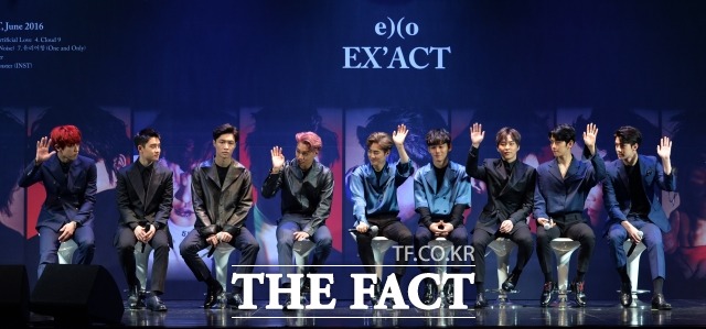 로또로 음원 순위 1위 올킬한 그룹 엑소. 그룹 엑소의 신곡 로또는 공개 이후 각종 음원사이트 실시간 순위 1위를 휩쓸고 있다. /문병희 기자