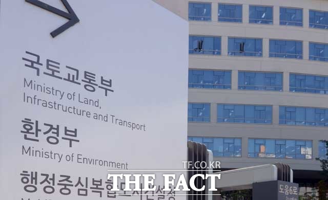 최근 환경부는 국회 환경노동위원회에 국내에 차량을 들여오는 11개 수입차 업체의 유로6 경유차 110개 모델의 인증 서류를 조사 중이라고 밝혔다. /더팩트 DB