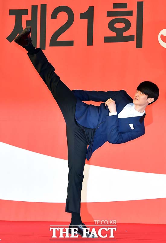 이대훈 동메달 획득! 이대훈이 남자태권도 68kg급에서 동메달을 목에 걸었다. 지난 3월 코카콜라 체육대상에서 우수선수상을 받은 뒤 세리머니를 펼치는 이대훈. /이새롬 기자