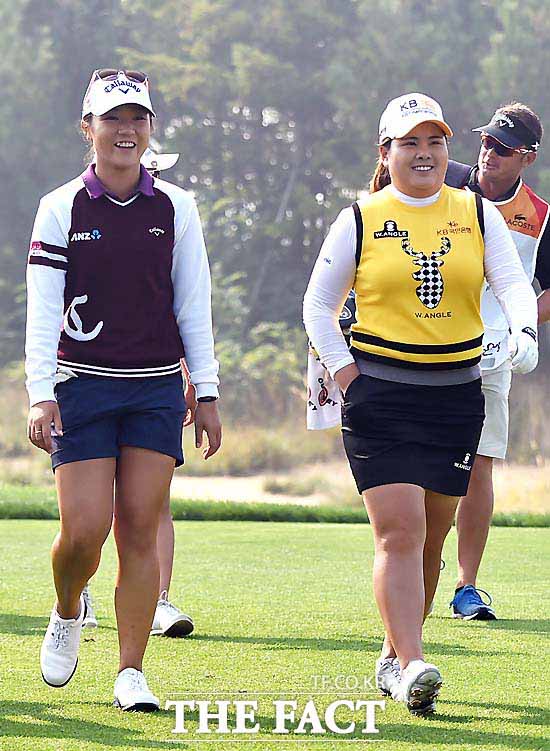 박인비, 단독 선두 질주! 박인비(오른쪽)가 3라운드에서도 단독 선두를 지킨 가운데, 리디아 고가 2위로 상승했다. 지난해 10월 LPGA KEB 하나은행 챔피언십에서 함께 경기를 펼친 박인비와 리디아 고. /영종도=이새롬 기자