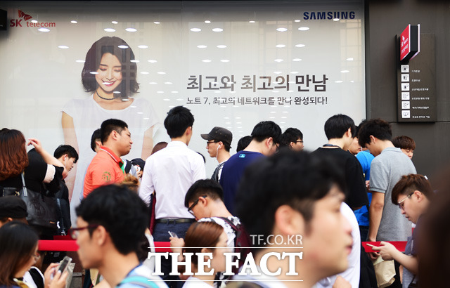 SK 텔레콤 삼성 갤럭시 노트7 출시 행사가 19일 오전 서울 강남구 T월드 강남 직영점에서 열린 가운데 고객들이 행사 시작을 기다리고 있다. /배정한 기자