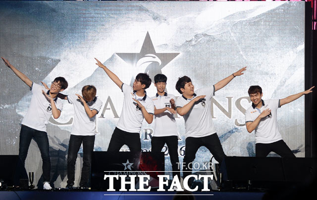 락스타이거즈가 20일 오후 5시 서울 잠실실내체육관에서 열린 2016 코카콜라 제로 롤챔스 코리아 서머 결승전에서 KT롤스터를 꺾고 우승을 차지했다. /남용희 인턴기자