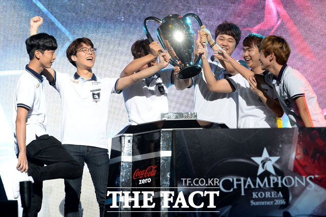 락스타이거즈는 20일 오후 5시 서울 잠실실내체육관에서 열린 2016 코카콜라 제로 롤챔스 코리아 서머 결승전에서 KT를 꺾고 창단 첫 우승을 차지했다. /남용희 인턴기자