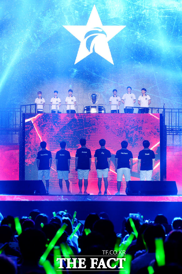 롤챔스 서머 결승 시작 전 락스타이거즈와 KT롤스터가 서로를 마주보고 있다. /남용희 인턴기자