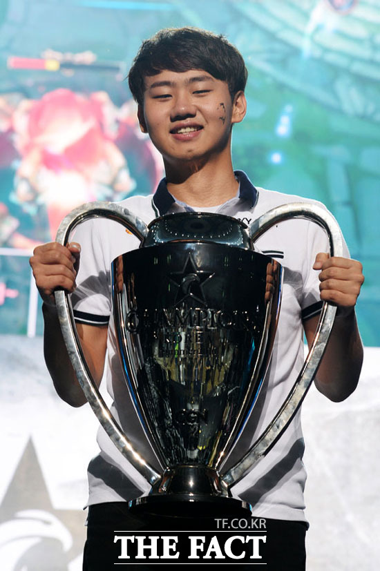 쿠로 이서행이 롤챔스 서머 우승컵을 들고 환하게 미소를 짓고 있다. /남용희 인턴기자