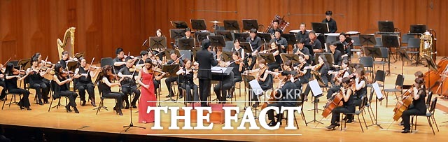 공연 1부에서 멘델스존의 바이올린 협주곡 e단조 를 연주하는 김지윤
